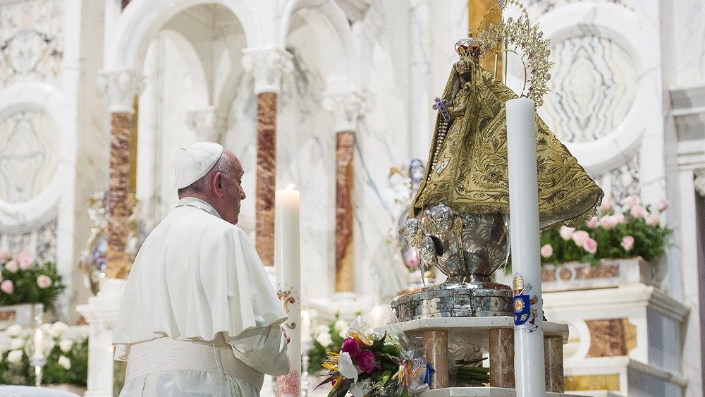 Pápež František pri modlitbe k Panne Márii dobročinnej lásky v Cobre na Kube (apošt. cesta, 19.-28.9. 2015)