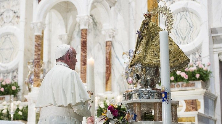 El Papa Francisco reza ante la Virgen de la Caridad del Cobre durante su Viaje Apostólico a Cuba en 2015