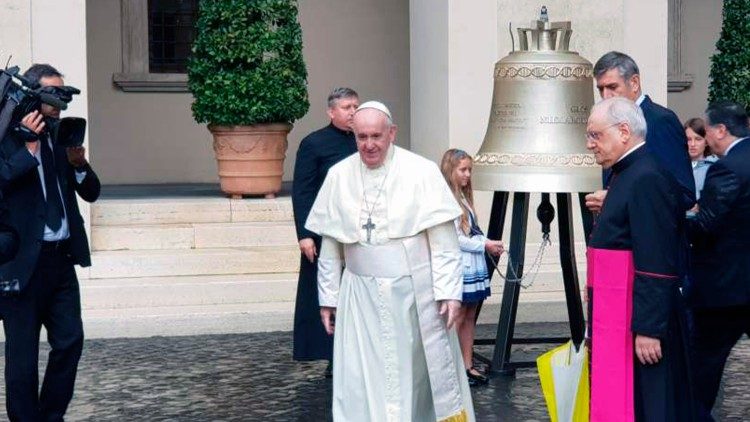 2020.09.26 La campana “La Voce dei non Nati” benedetta da Papa Francesco (udienza generale 23 settembre 2020)