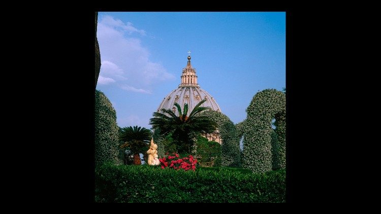 Cupola della Basilica di San Pietro dal Giardino delle Rose, Giardini Vaticani, foto di Nik Barlo jr © Musei Vaticani