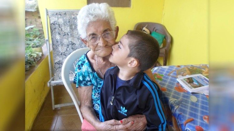 Pietro, 8 anos passa o dia junto da mãe e da bisavò. Brinca e assiste filmes e desenhos animados na televisão