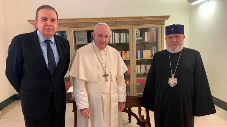 2020.09.28 Papa Franecso con SS Karekin II e l'Ambasciatore armeno presso SS Garen Nazarian