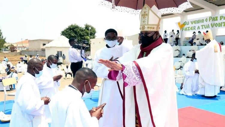 13 Ordenações sacerdotais marcaram os 80 anos da Arquidiocese do Huambo (Angola)