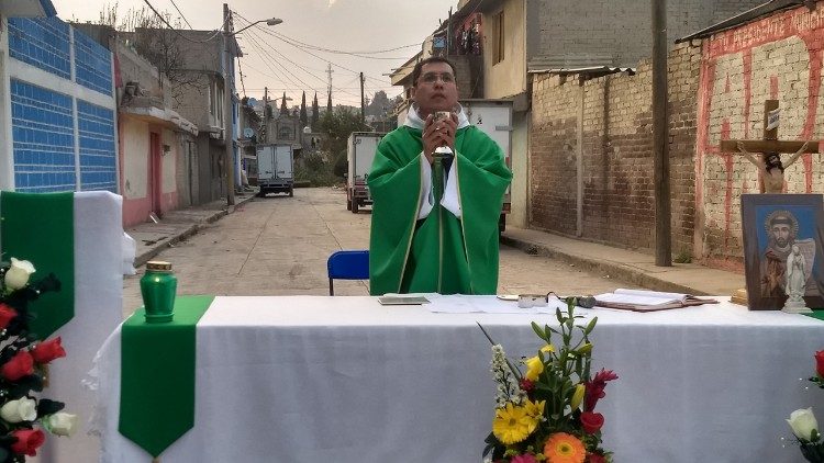 Fray Pallardo celebrando la misa en un barrio humilde en México