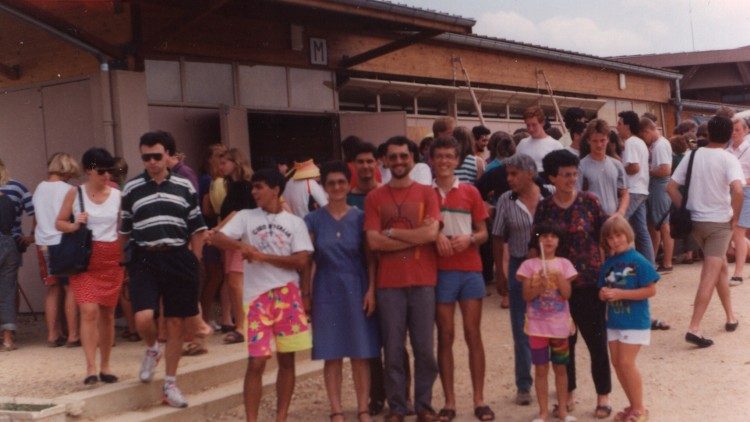 Claudio Monge (al centro) giovane "permanente" a Taizé