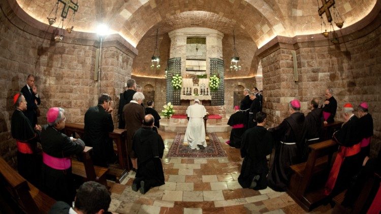 Papa reza diante do túmulo de São Francisco, em Assis, antes de assinar a Encíclica "Fratelli tutti"