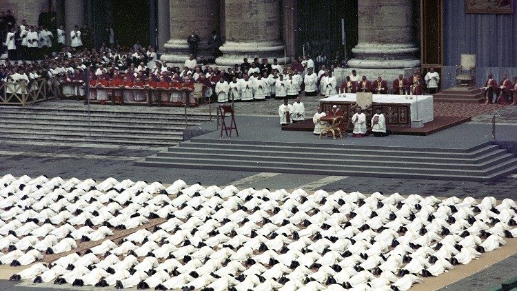 Kunigystės šventimų Mišios Šv. Petro aikštėje 1970 gegužės 17 d