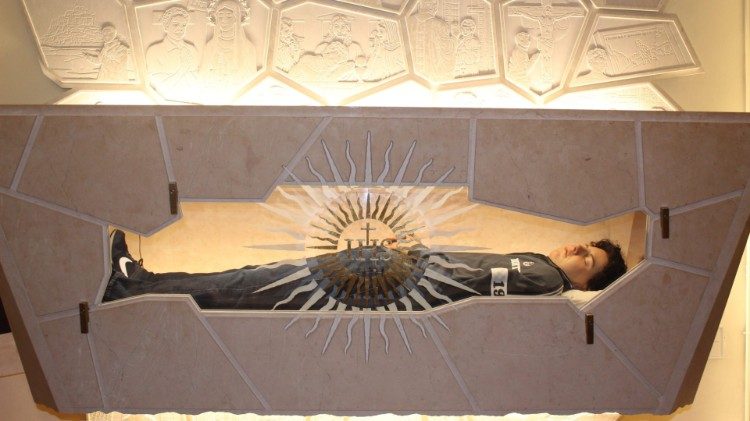 Skleněná rakev s Carlem Acutis v Bazilice Obnažení v Assisi