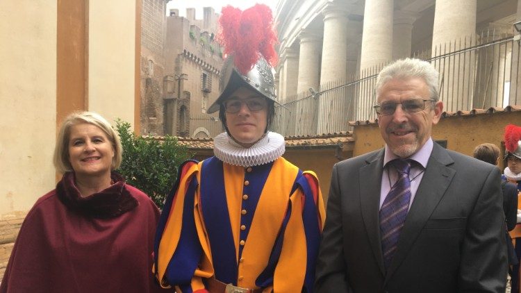 Robin Pfammatter und seine Eltern im Vatikan