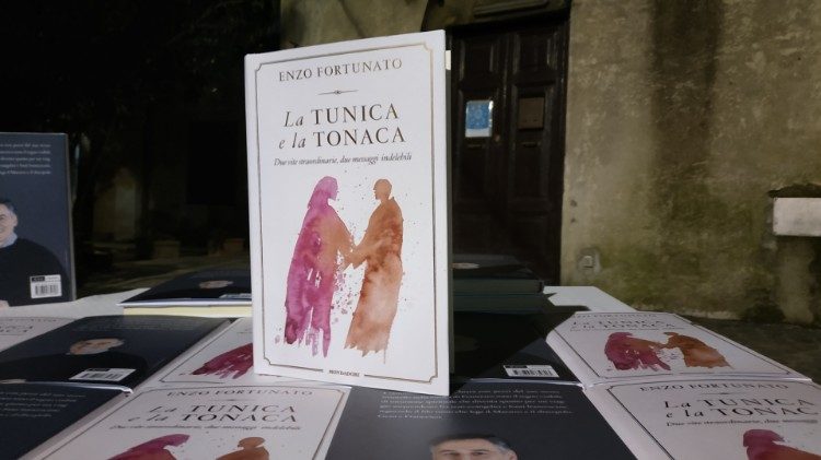 Copertina del volume "La tunica e la tonaca" di padre Enzo Fortunato