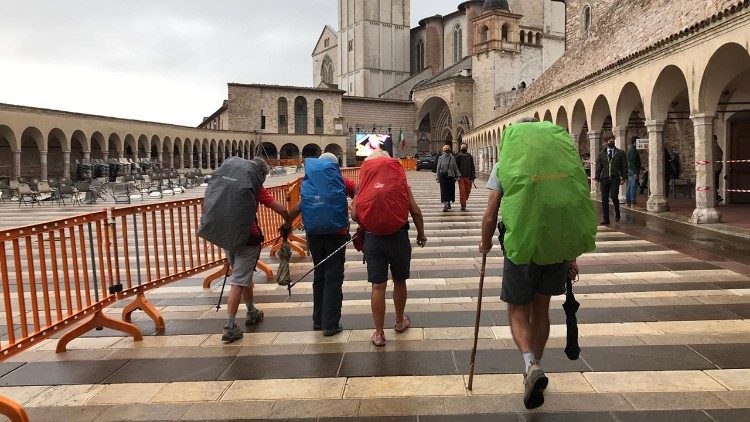 Pellegrini in visita alla Basilica di Assisi