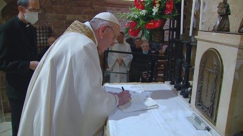 Sobre la tumba de San Francisco el Papa firma "Fratelli tutti"