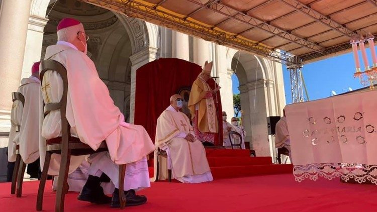Monsignor Battaglia tiene l'omelia durante la Messa a Pompei 