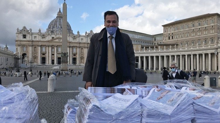 L'Osservatore Romanos chefredaktör Andrea Monda med tidningar som delades ut efter söndagens Angelus