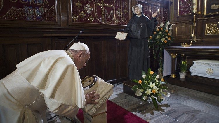 하느님 자비의 성지의 성녀 파우스티나 코발스카 경당에서 기도하는 프란치스코 교황 (자료사진)