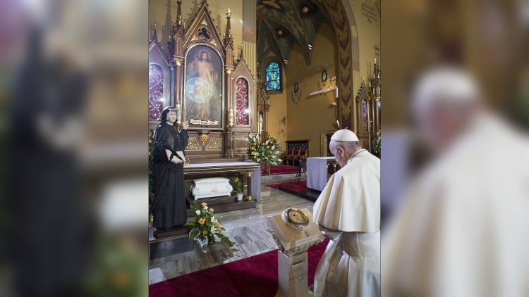 2020.10.05 2016.07.30 Papa Francesco prega davanti la Cappella Santa Faustina Kowalska, Santuario della Divina Misericordia