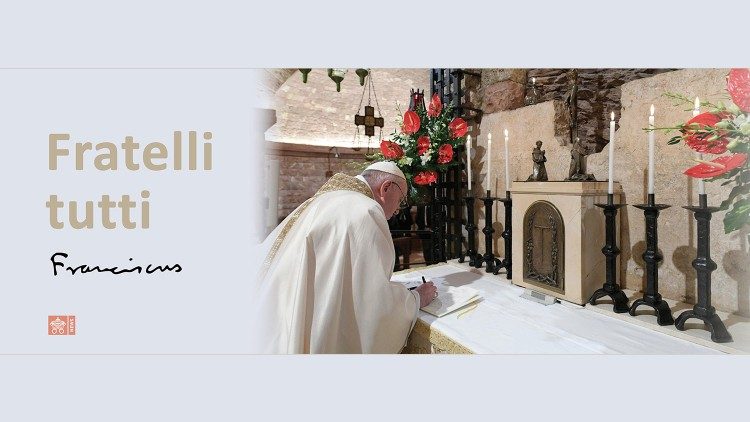 Папа Франциск при подписването на третата си Енциклика Fratelli tutti