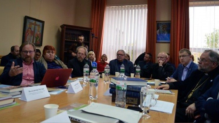 Un tavolo di confronto tra relatori e pubblico nella Settimana sociale ecumenica del 2019, in Ucraina