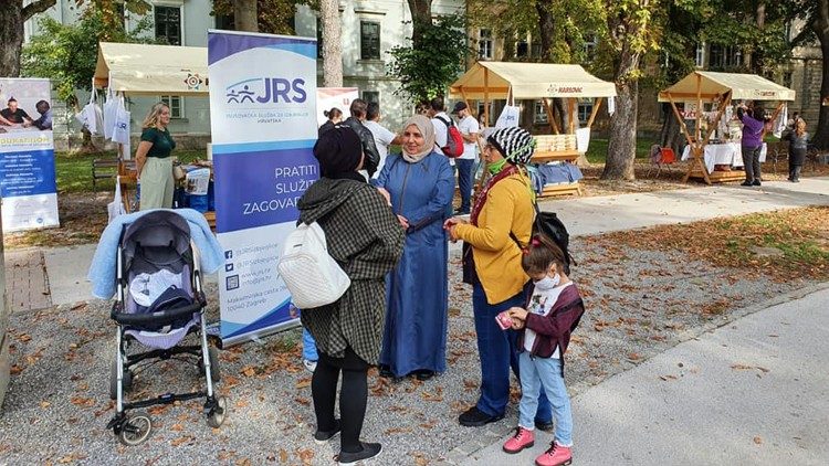 A Jezsuita Menekültszolgálat egyik horvátországi programja: találkozó menekültek és a szervezet önkéntesei között