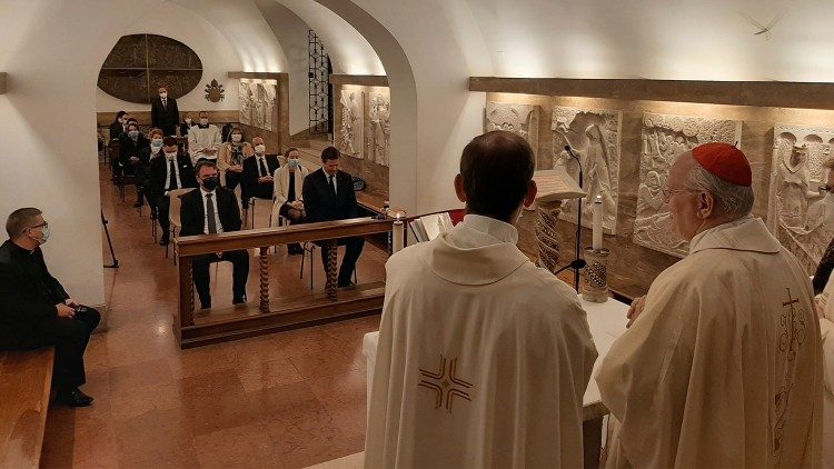 2020.10.08 Cardinale Erdő celebra 40° anniversario della Cappella Ungherese nelle Grotte Vaticane