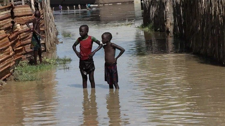 Crianças na água na cidade sul-sudanesa de Bor
