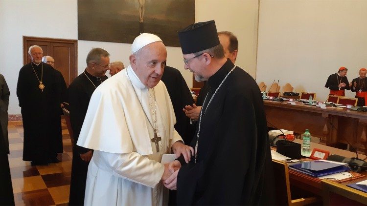 Папа Франциск вітається з владикою Богданом Дзюрахом під час зустрічі з проводом УГКЦ  6 липня 2019 року