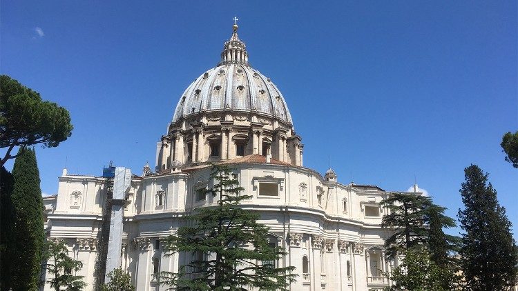 Blick auf den Petersdom - von den vatikanischen Gärten aus