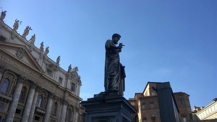 Статуята на Свети Петър пред ватиканската базилика.