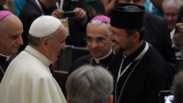 Archivbild: Bischof Bohdan Dzyurakh (rechts) und Papst Franziskus bei einem Treffen am 27. September 2013.