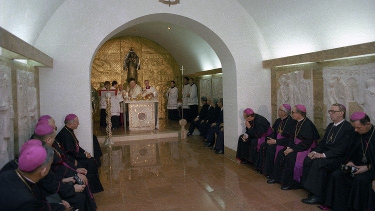 2020.10.13 Inaugurazione della Cappella Ungherese in Vaticano: San Giovanni Paolo II, Grotte Vaticane, Cappella Magna Domina Hungarorum, 8 ottobre 1980