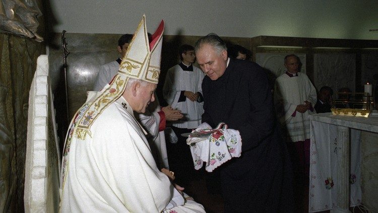 Szent II. János Pál felszenteli a magyar kápolnát