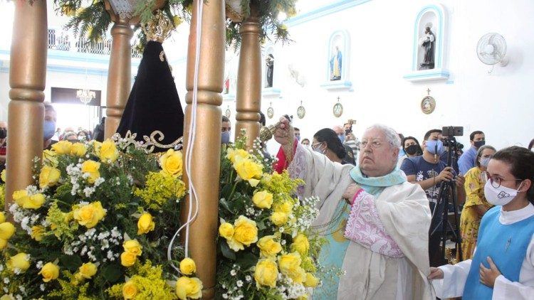 Consagração a Nossa Senhora Aparecida - bispo diocesano de Campos, dom Roberto Francisco Ferreria Paz 