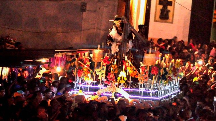 La procesión con el Cristo Negro de Portobelo en Panamá