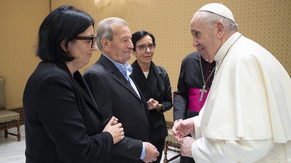 I famigliari di don Roberto Malgesini insieme a Papa Francesco 