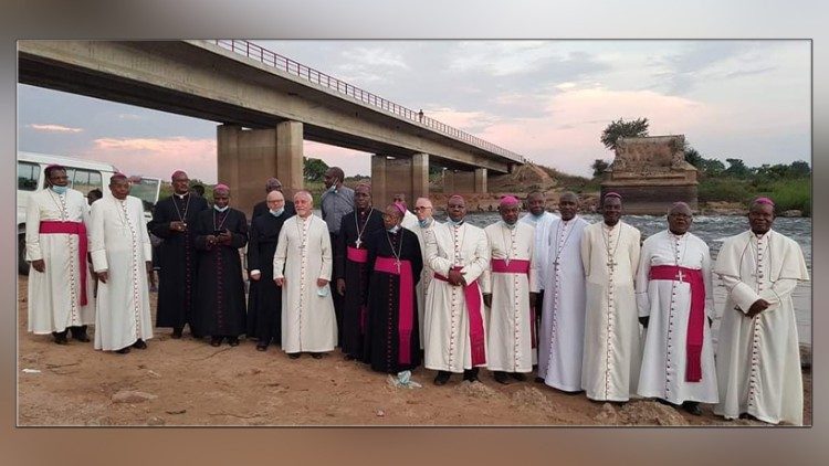 Bispos da Conferência Episcopal de Angola e São Tomé (CEAST), sob a ponte do Zambeze