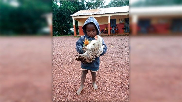 Bambino in Centrafrica con un dono per il padre Aurelio