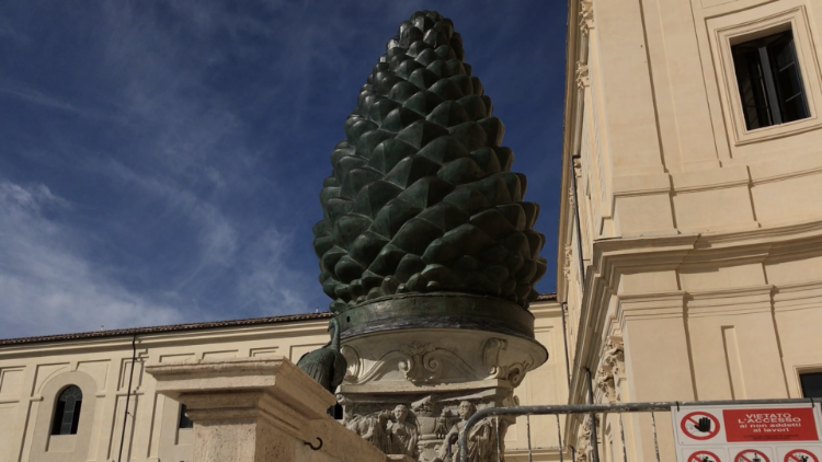 梵蒂岡博物館内修復後的銅質大松果