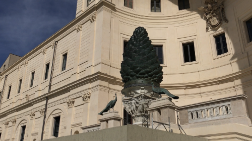 Musei Vaticani, liberi dai ponteggi la Pigna di bronzo e il suo capitello in marmo