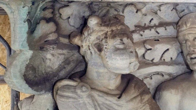Un particolare delle figure del capitello, prima del restauro