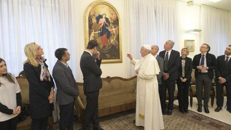 산타 마르타의 집에 있는 ‘매듭을 푸시는 성모님’ 성화 앞의 프란치스코 교황