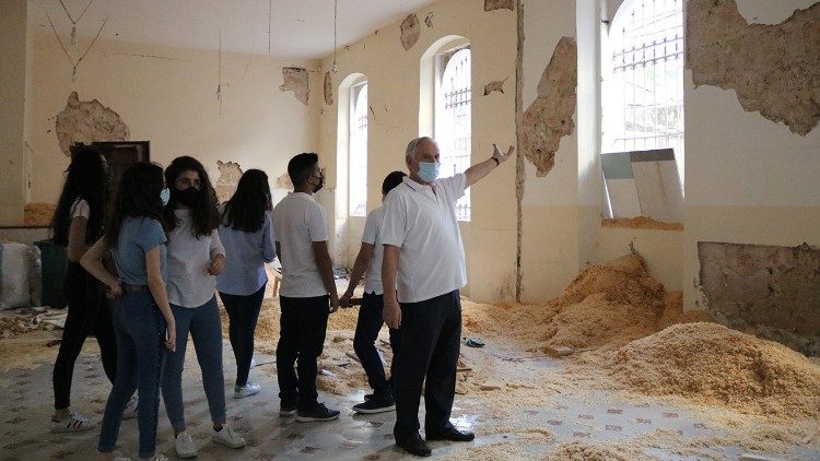 En una de la clases del colegio de Beyrouth que fue muy dañado tras la explosión