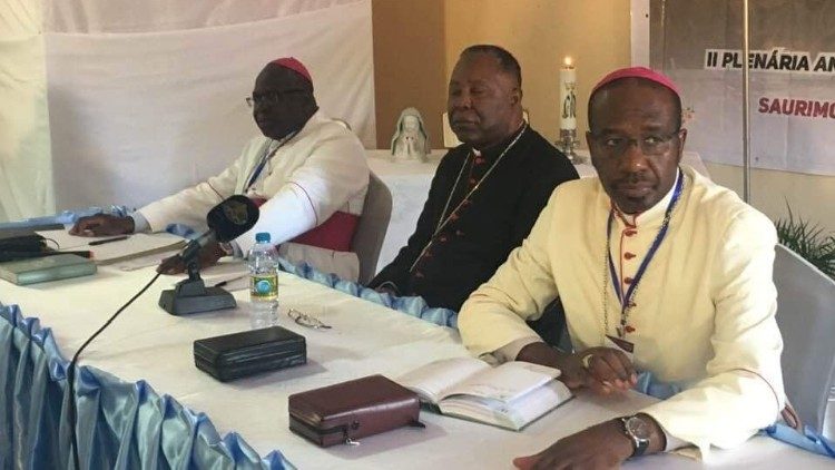 (File) Bishops of Angola and São Tomé addressing media.