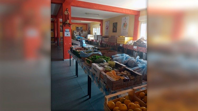 Påvens allmosor har sänt mat och förnödenheter till fattiga immigranter i södra Italien via välgörenhetsföreningen Il Cenacolo 