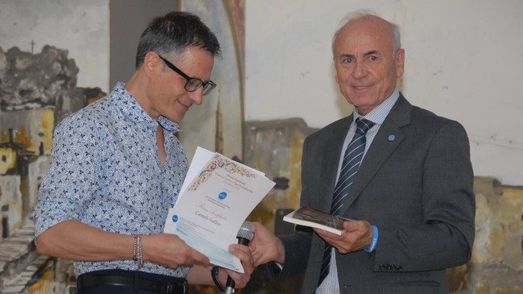 A sinistra il vincitore del primo premio 2019 Carmelo Gallico, premiato dal presidente della Società di San Vincenzo De Paoli Antonio Gianfico.