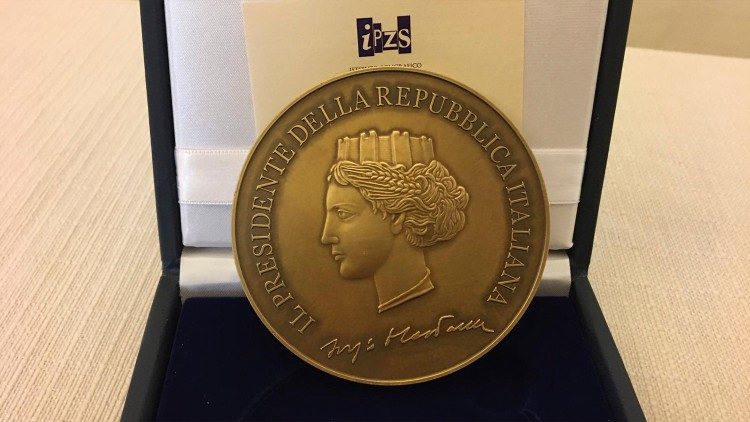 La medaglia del presidente della Repubblica Sergio Mattarella per il Premio Castelli