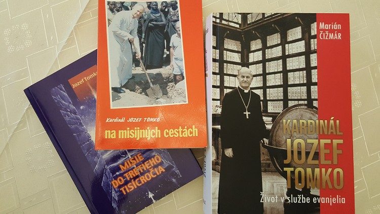 O misijných skúsenostiach kardinála Tomka sa možno dočítať v týchto i ďalších publikáciách