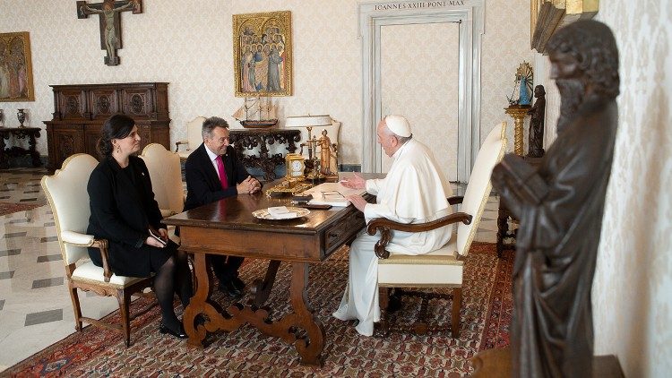 Папа падчас сустрэчы з Пэтэрам Маўрэрам – старшынёй Міжнароднага камітэта Чырвонага Крыжа