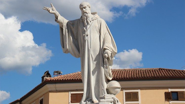 Statue des hl. Benedikt in seinem Geburtsort Norcia