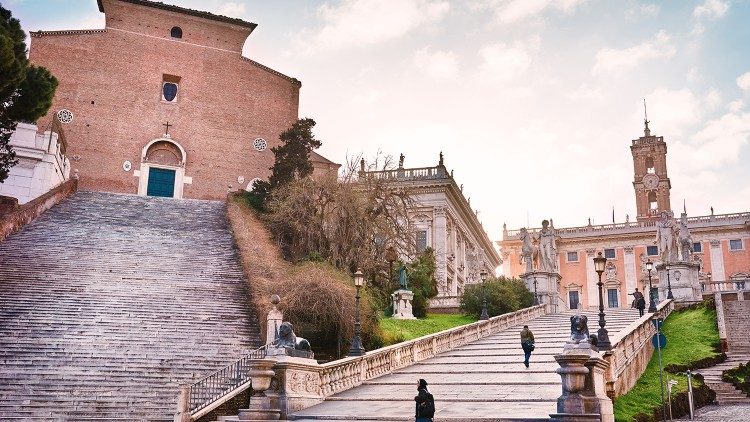 A gauche, la Basilique de Santa Maria in Aracoeli, accessible par son escalier de 124 marches.