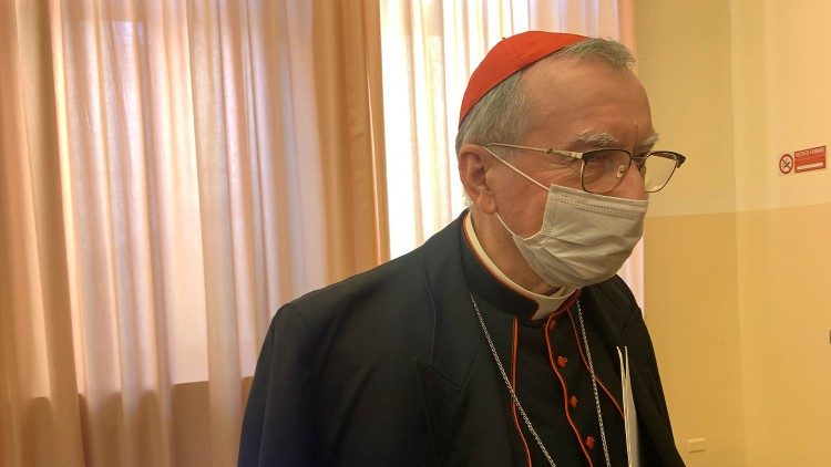 Kardinalstaatssekretär Pietro Parolin mit Munnd-Nasen-Schutz
